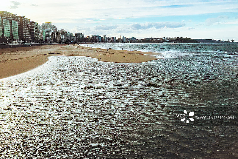 从圣洛伦索海滩看到的希洪城市风光图片素材