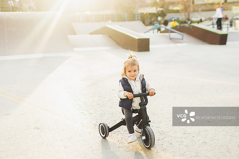 小女孩独自在滑板公园骑平衡车图片素材