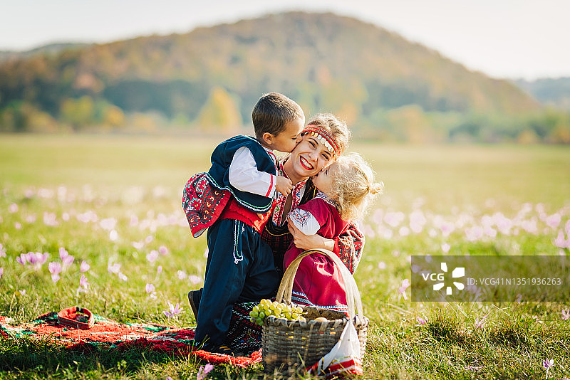 穿着传统保加利亚服装的家庭图片素材