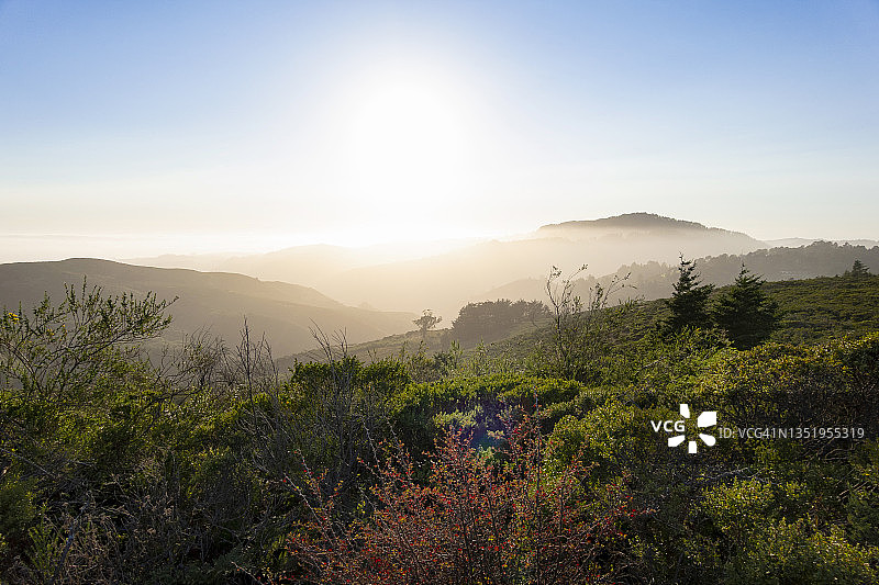 俯瞰沿海山脉图片素材