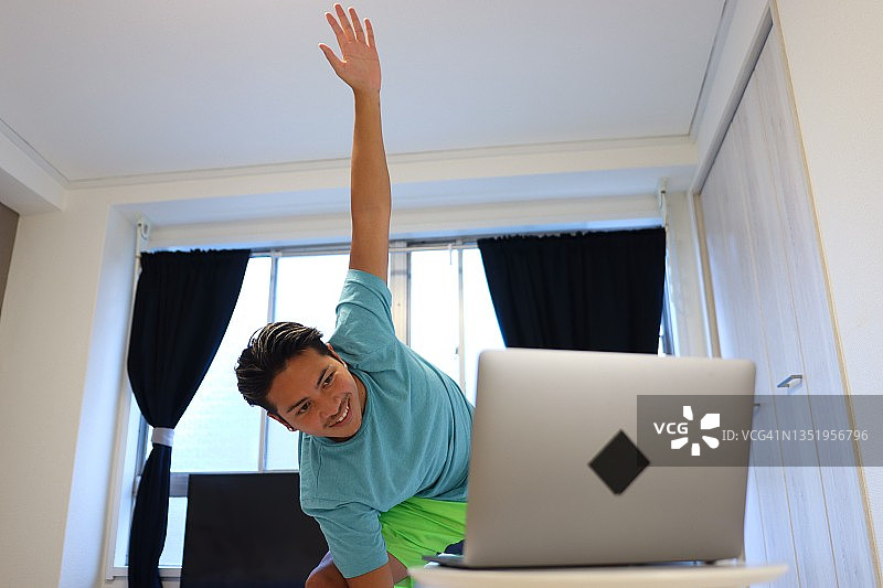 正在参加虚拟锻炼课程的拉丁美洲男子图片素材