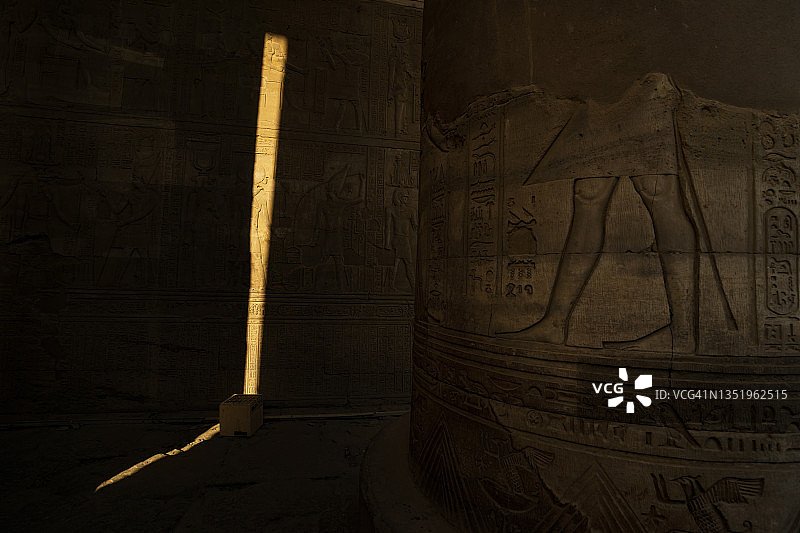 埃及阿斯旺孔翁波神庙的砂岩神像雕刻图片素材