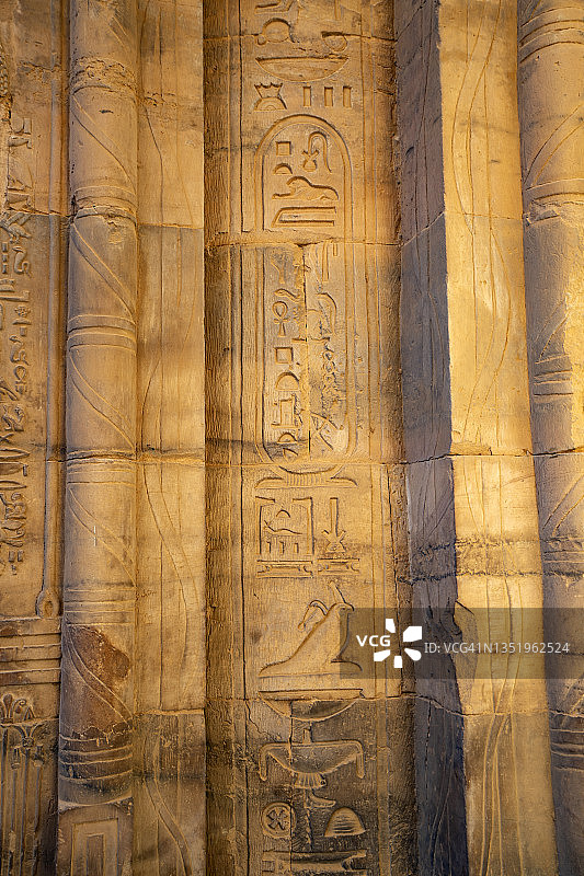 埃及阿斯旺孔翁波神庙的砂岩神像雕刻图片素材