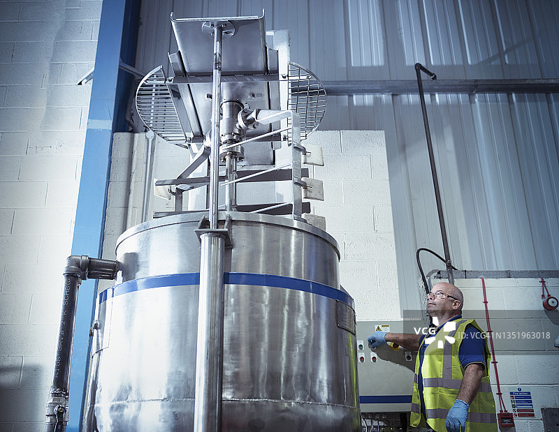 英国曼彻斯特：工人在石油混合厂检查搅拌机图片素材