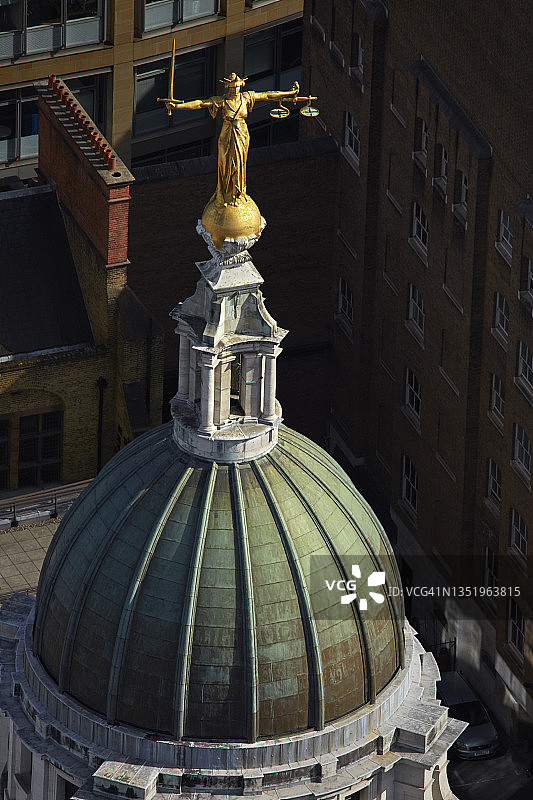 英国伦敦：英格兰和威尔士中央刑事法院的正义天平图片素材