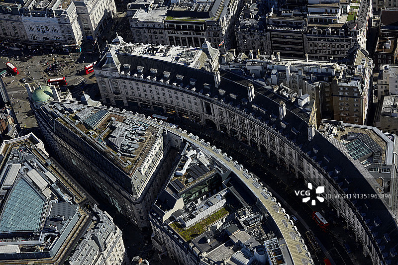 英国伦敦：摄政街通往皮卡迪利圆环的鸟瞰图图片素材