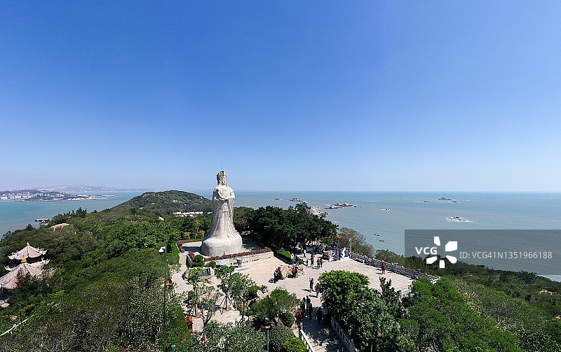 湄洲岛妈祖庙和山顶的妈祖雕像图片素材