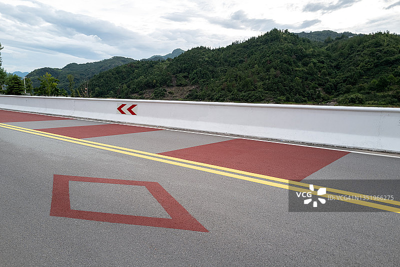 低角度拍摄地面上带有彩色方块的空旷沥青路面图片素材