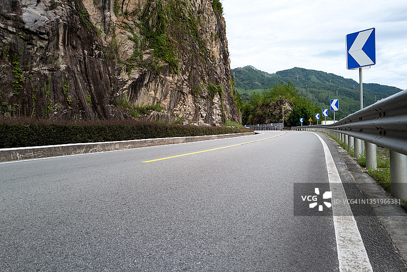 岩石山旁的沥青路图片素材