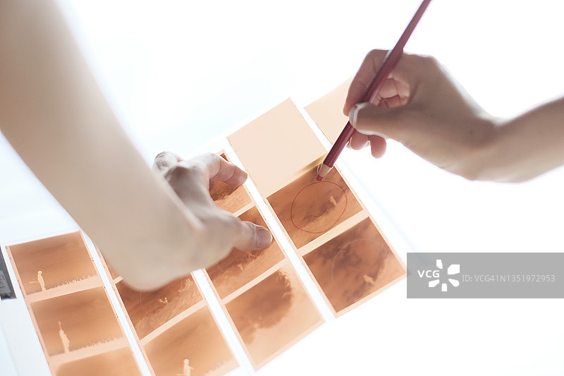 从胶片中挑选照片图片素材