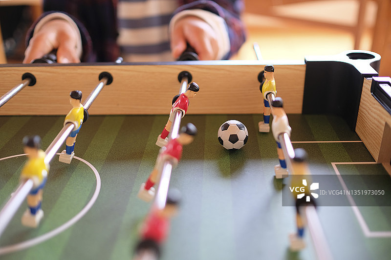 玩桌上足球游戏的手部特写图片素材