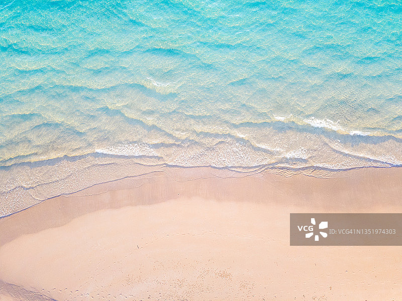 夏季热带沙滩鸟瞰，无人机或飞机拍摄的沙滩和海浪景观，宁静祥和的自然环境图片素材