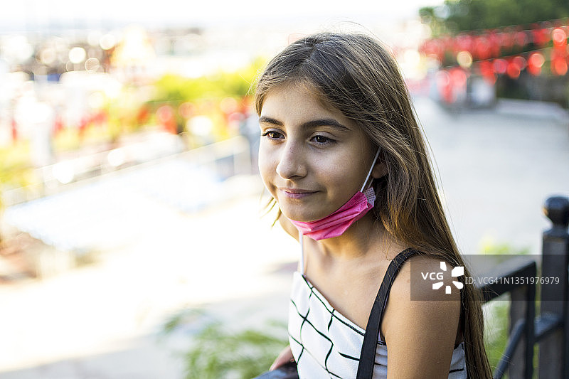 在户外玩耍的漂亮女人图片素材