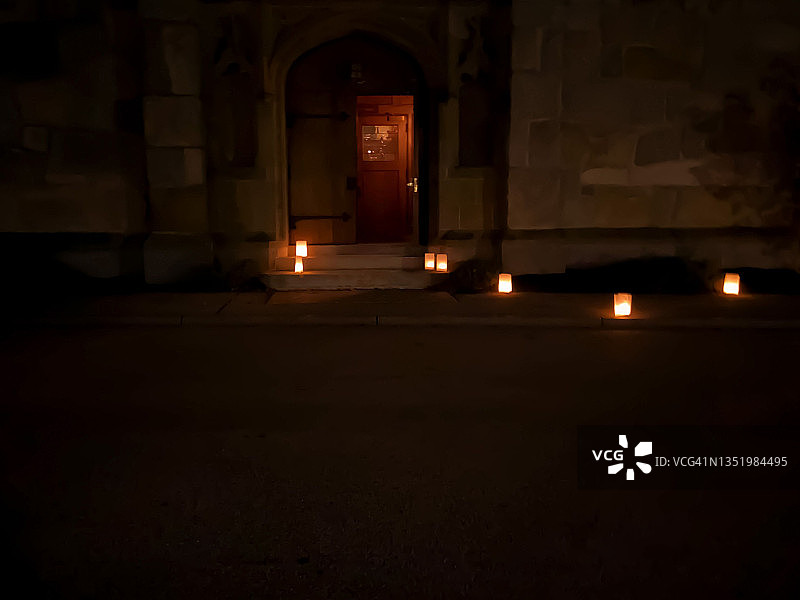 通往教堂门口的灯笼小路图片素材
