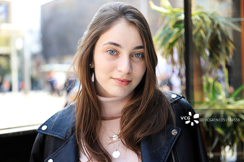 一个微笑的女孩的肖像图片素材