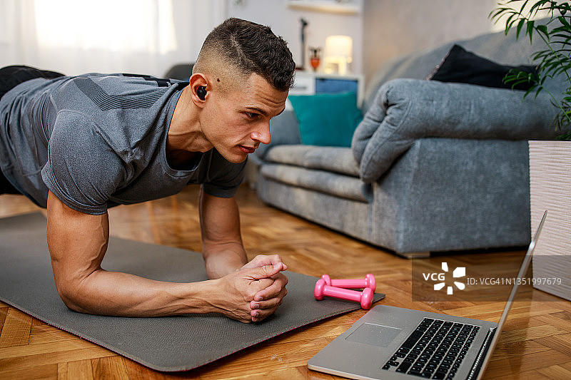 私人教练通过视频通话指导客户进行平板支撑图片素材