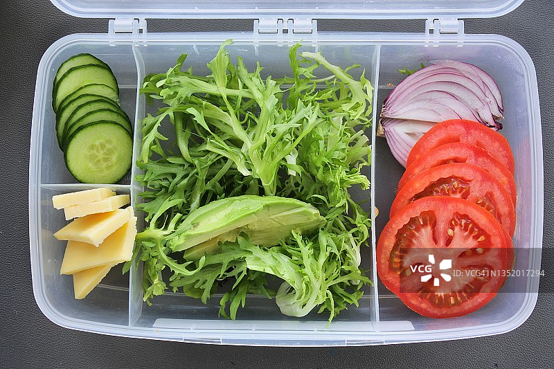 装满新鲜蔬菜的塑料午餐盒图片素材