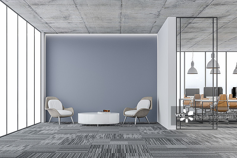空荡荡的办公室内部：休息区，带复制空间和玻璃门后的办公桌图片素材