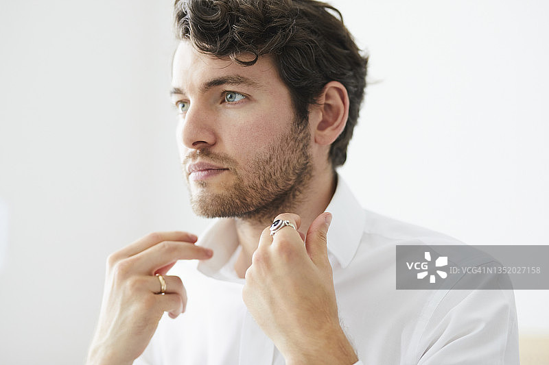 年轻男子肖像图片素材