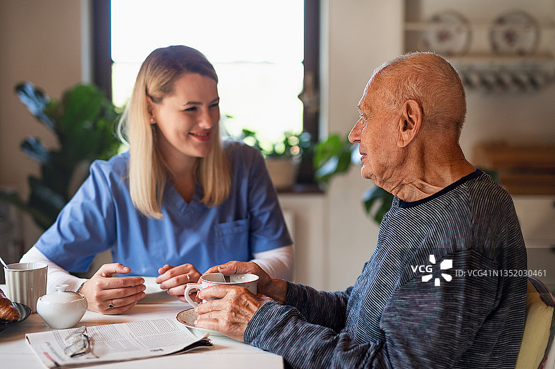 医护人员在家中探望老年男人图片素材