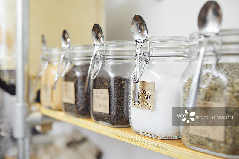 可持续食品商店货架上的干货玻璃罐图片素材