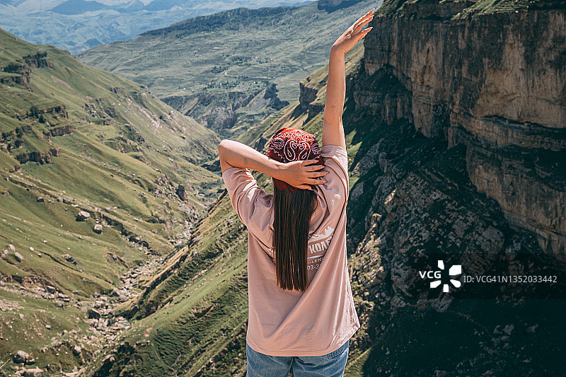 达吉斯坦山区峡谷附近的女孩图片素材