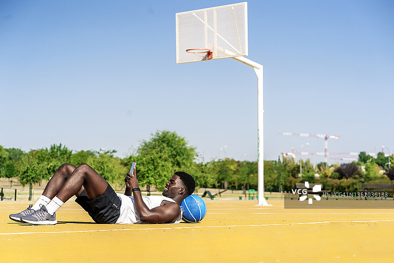 看智能手机的篮球运动员图片素材