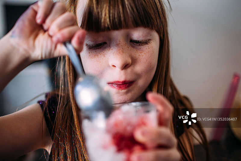 快乐女孩吃刨冰特写图片素材