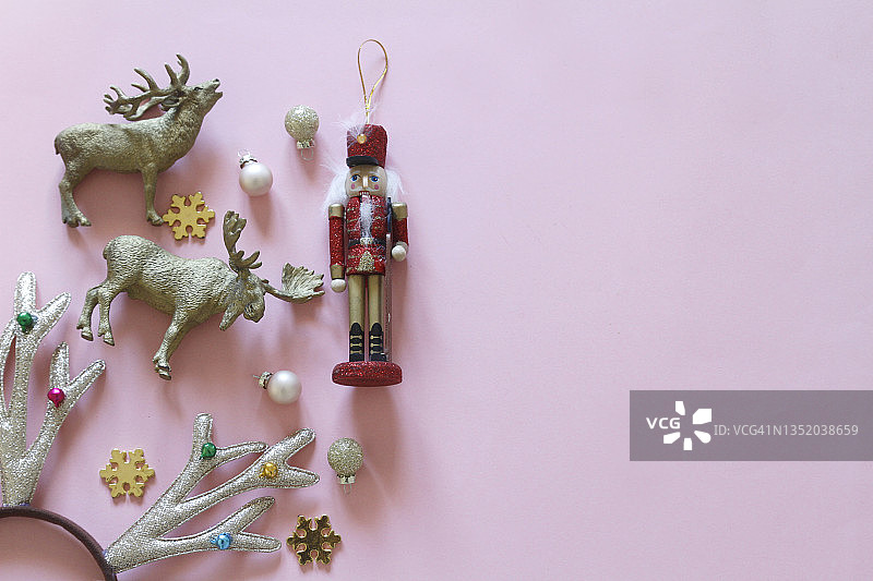 粉红色背景下的圣诞节装饰品俯视图图片素材