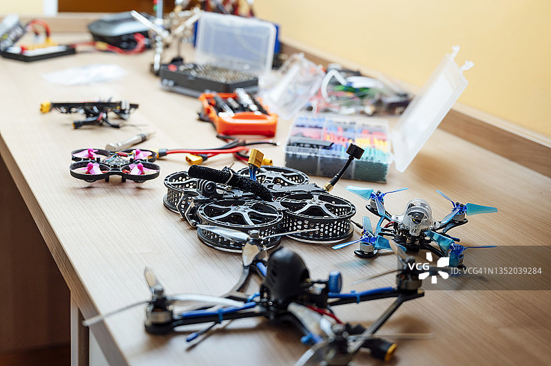 房间桌子上的无人机图片素材