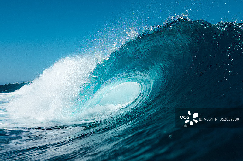 特内里费海滩上的蓝色海浪图片素材