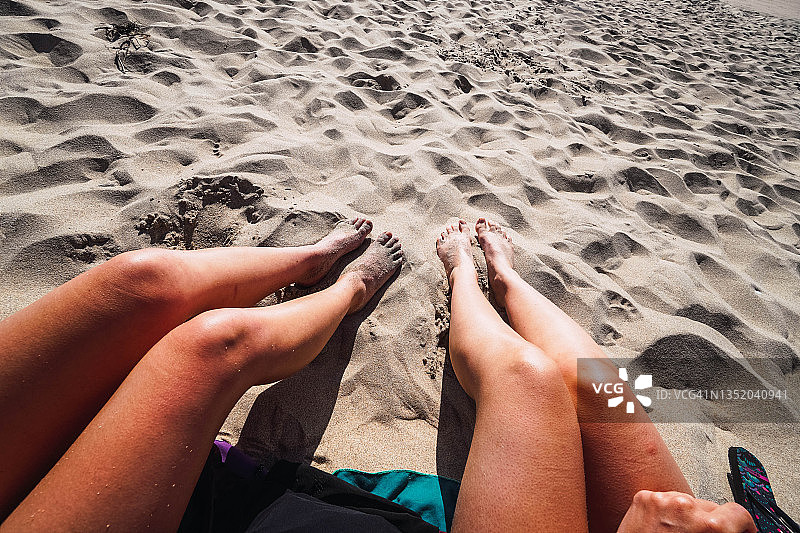 沙滩上的两双女人的腿图片素材