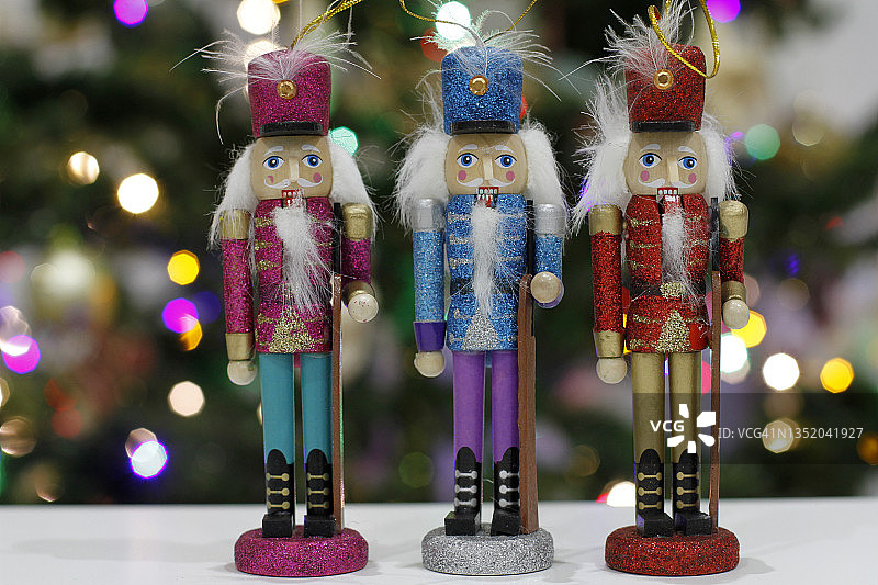 一排三个胡桃夹子特写图片素材