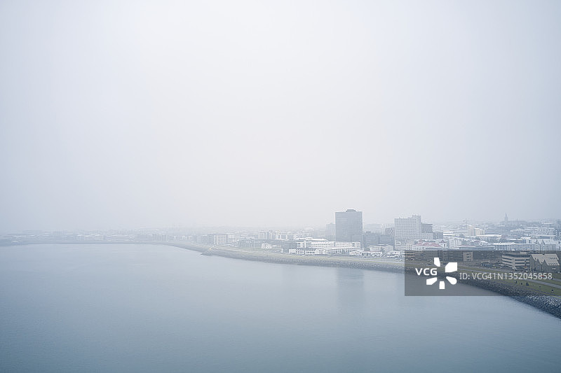 雾蒙蒙的早晨海滨城市图片素材