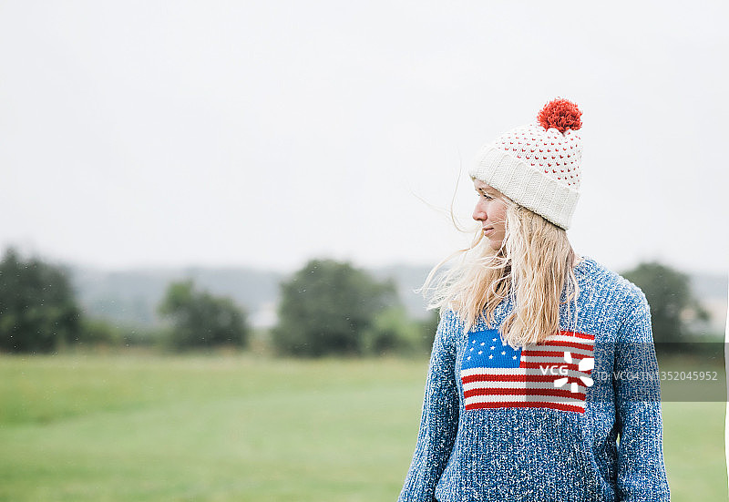 女人身披美国国旗，长发随风飘扬图片素材
