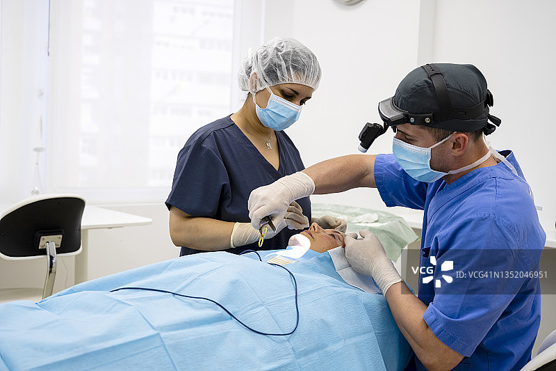 外科医生在整形手术后缝合眼睑图片素材