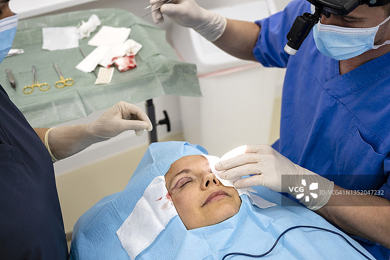 外科医生为匿名患者进行眼睑手术图片素材