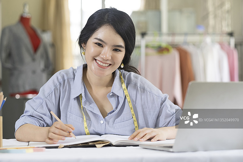 时装设计师在工作室工作图片素材