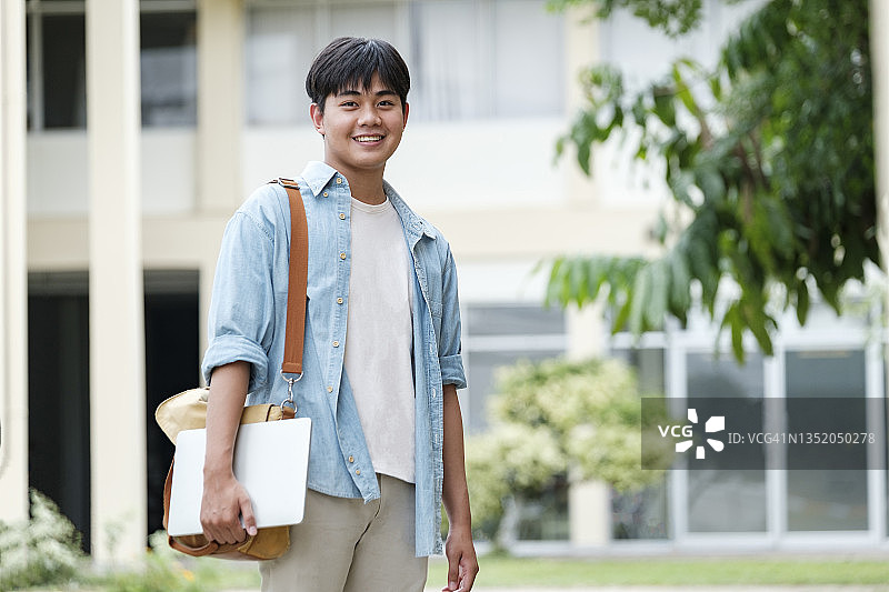 大学校园里的年轻男学生图片素材
