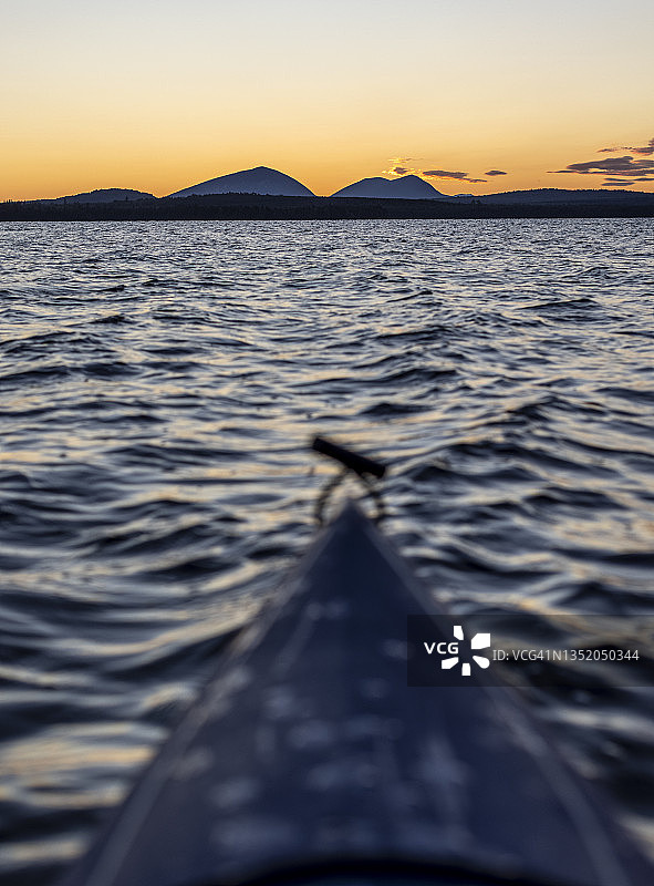 缅因州穆斯黑德湖皮划艇上的日出图片素材