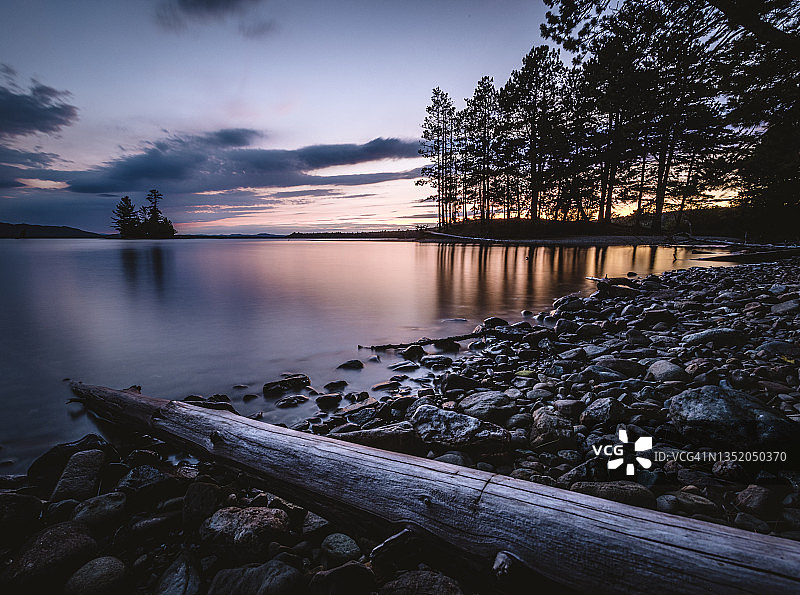 缅因州穆斯海德湖莉莉湾的紫色和蓝色暮光图片素材
