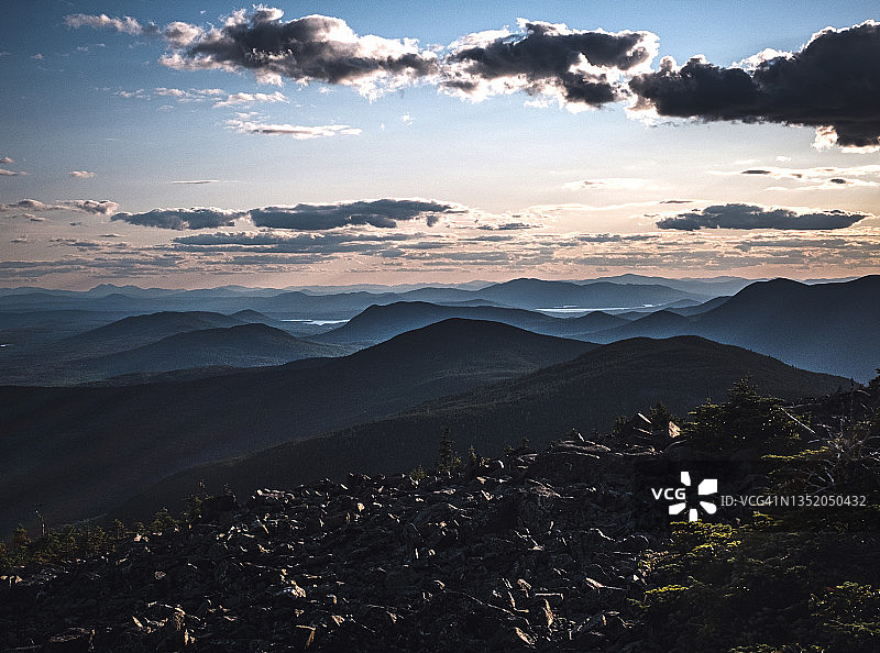 从缅因州阿巴拉契亚山道白帽峰顶看到的山区景色图片素材