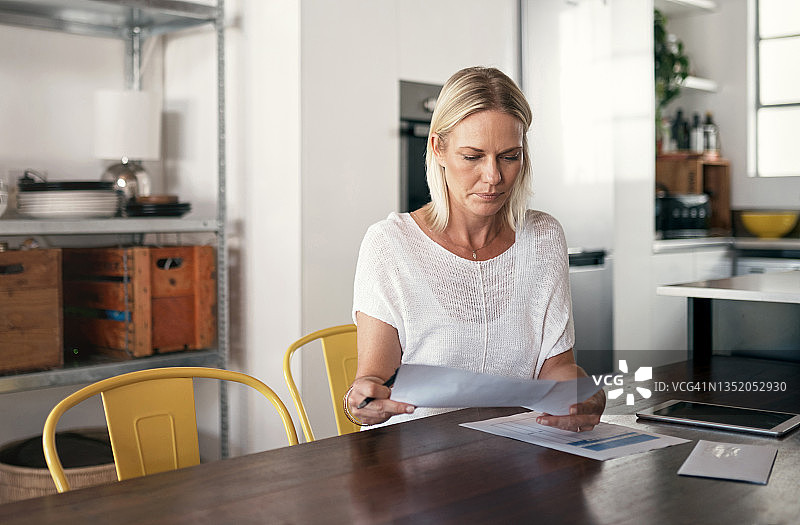 女性在签署合同前仔细阅读图片素材
