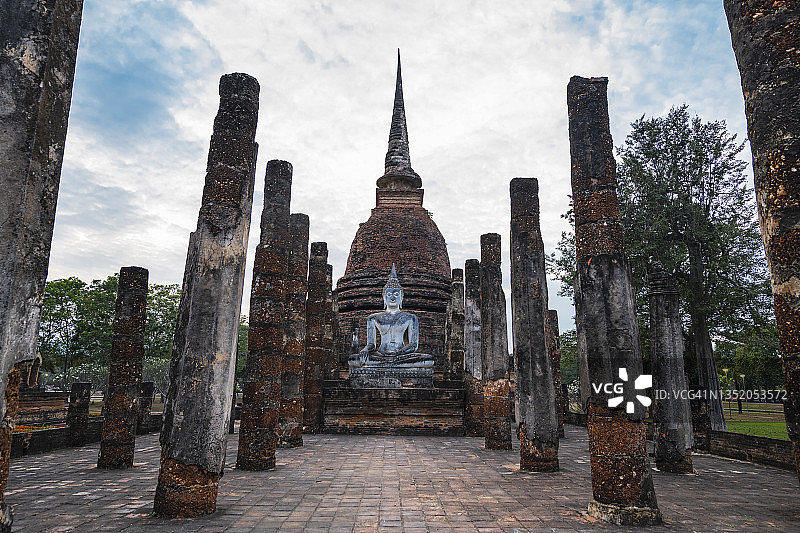 泰国素可泰历史公园的宝塔图片素材