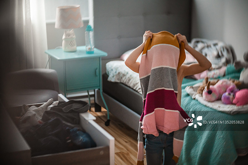 5岁女孩自己穿衣服上学图片素材