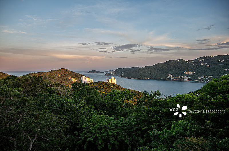 从格雷罗州阿卡普尔科的钻石角眺望马克斯港湾的日落图片素材