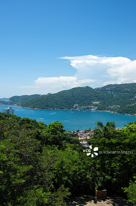 从墨西哥格雷罗阿卡普尔科的迪亚曼特角眺望马尔克斯港湾图片素材