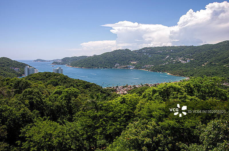 从墨西哥格雷罗阿卡普尔科的迪亚曼特角眺望马尔克斯港湾图片素材