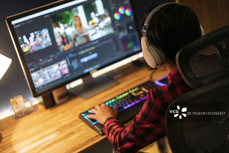 视频剪辑师的家庭工作站图片素材