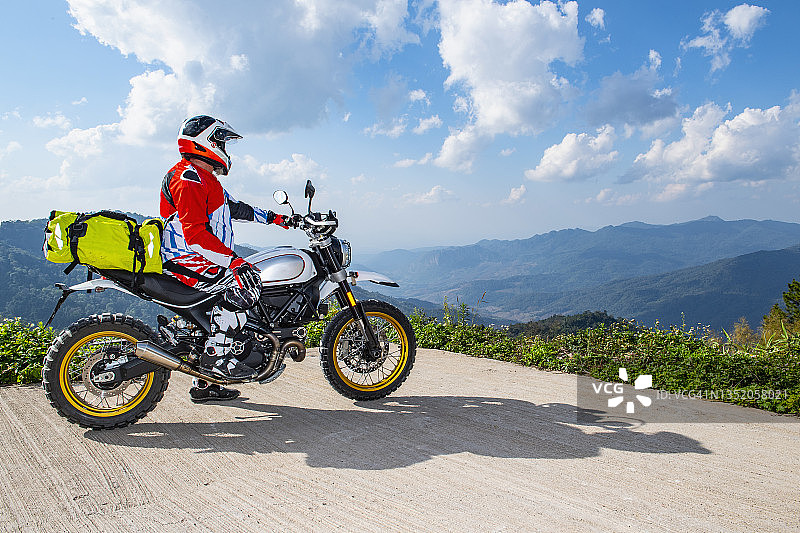 男人在清迈附近的观景点停下摩托车图片素材